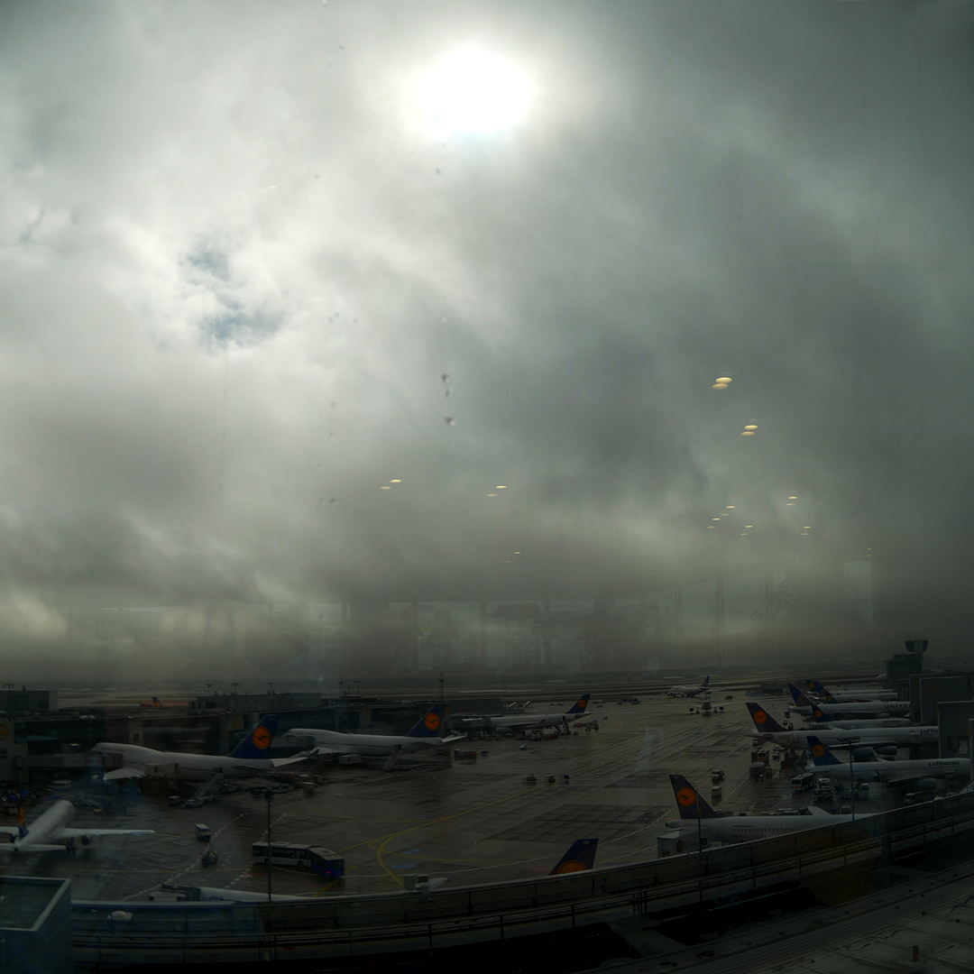 Frankfurter Flughafen bei Regen