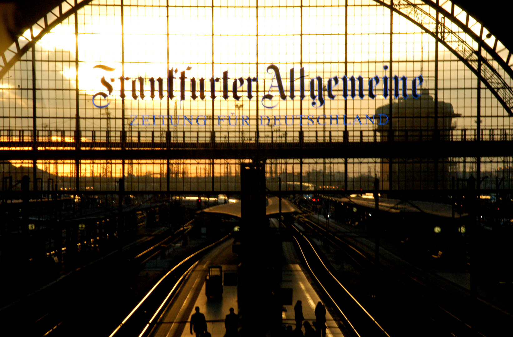 Frankfurter Hauptbahnhof im Abendlicht