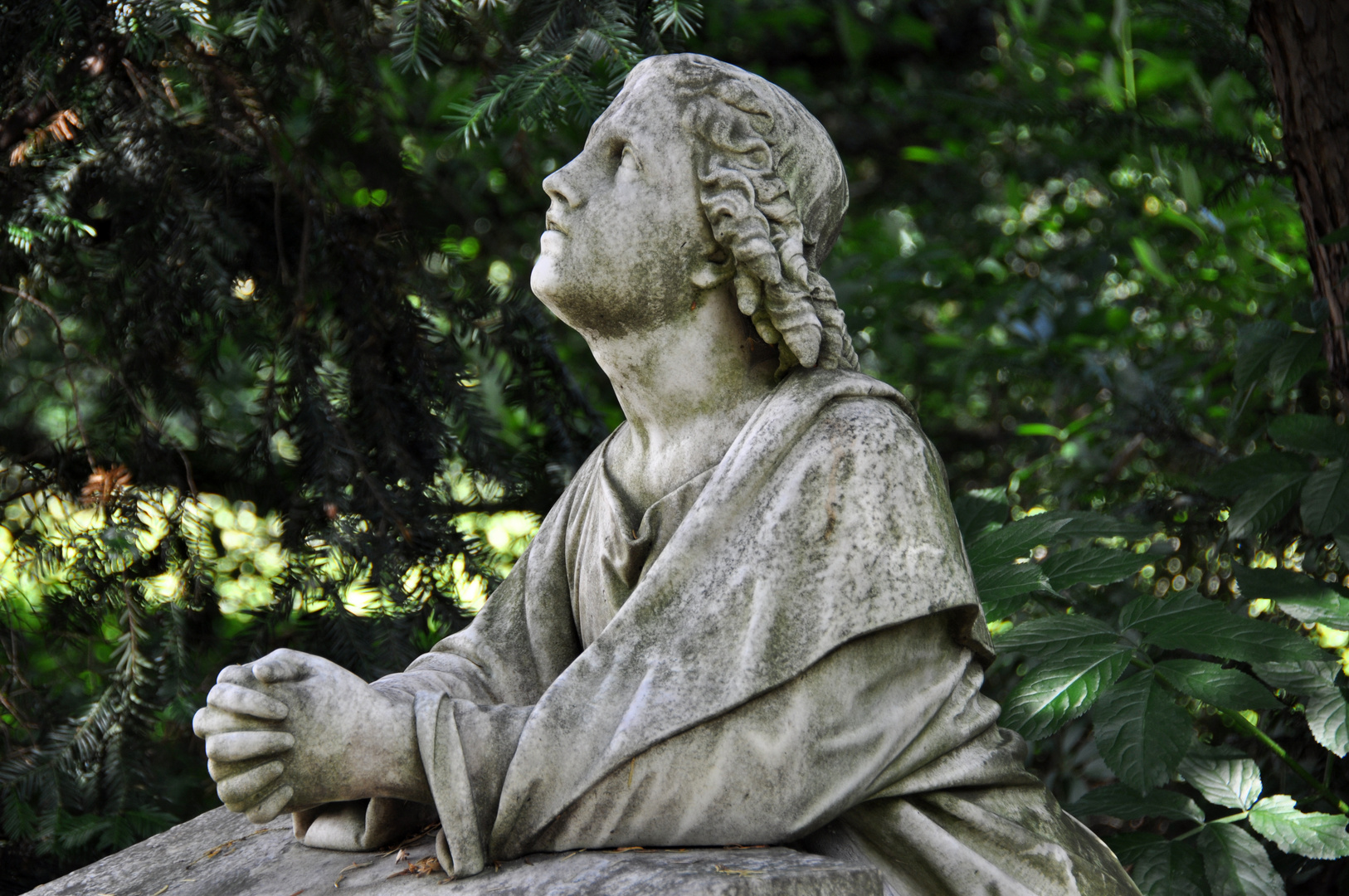 Frankfurter Hauptfriedhof "Betende Frau"