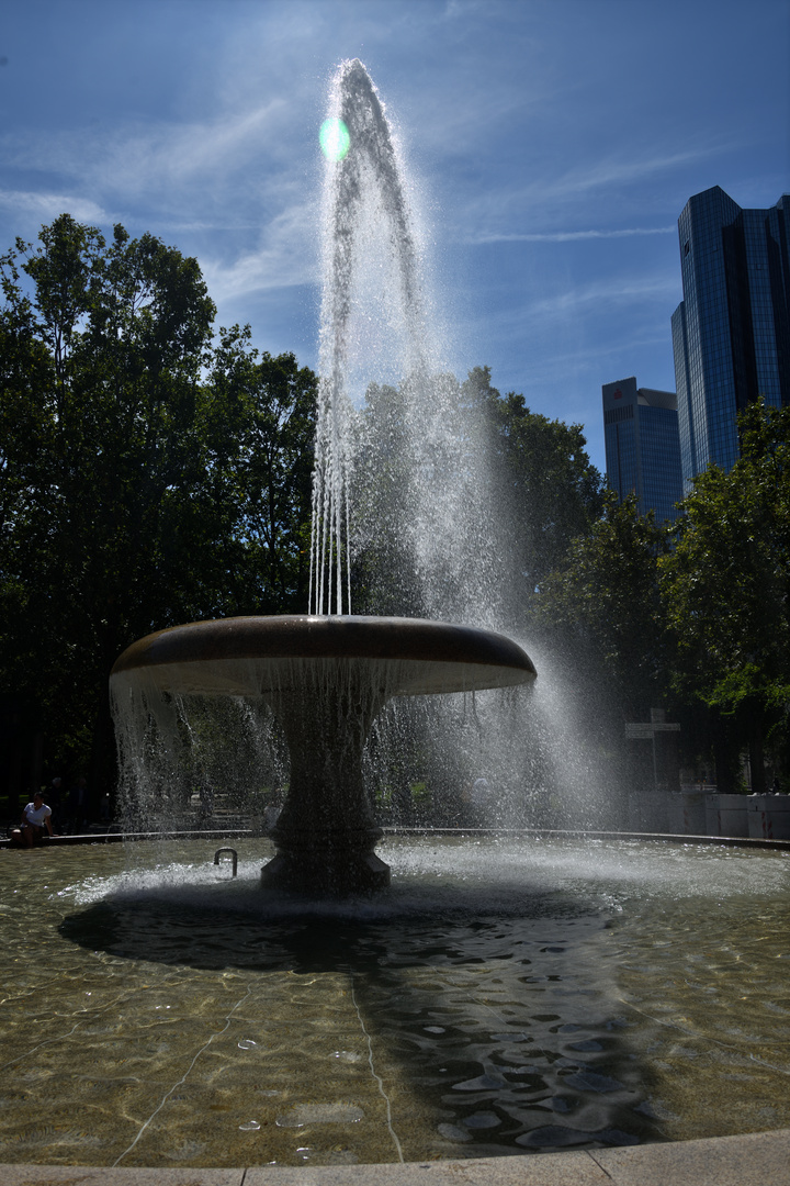 Frankfurter Innenstadtbrunnen im Gegenlicht