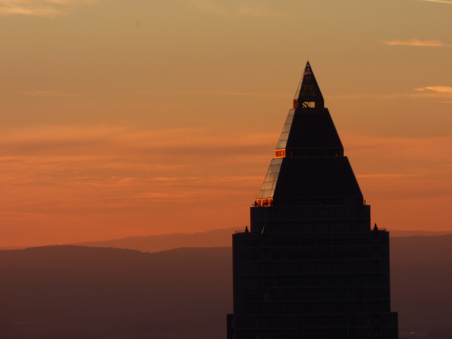 Frankfurter Messeturm am Abend