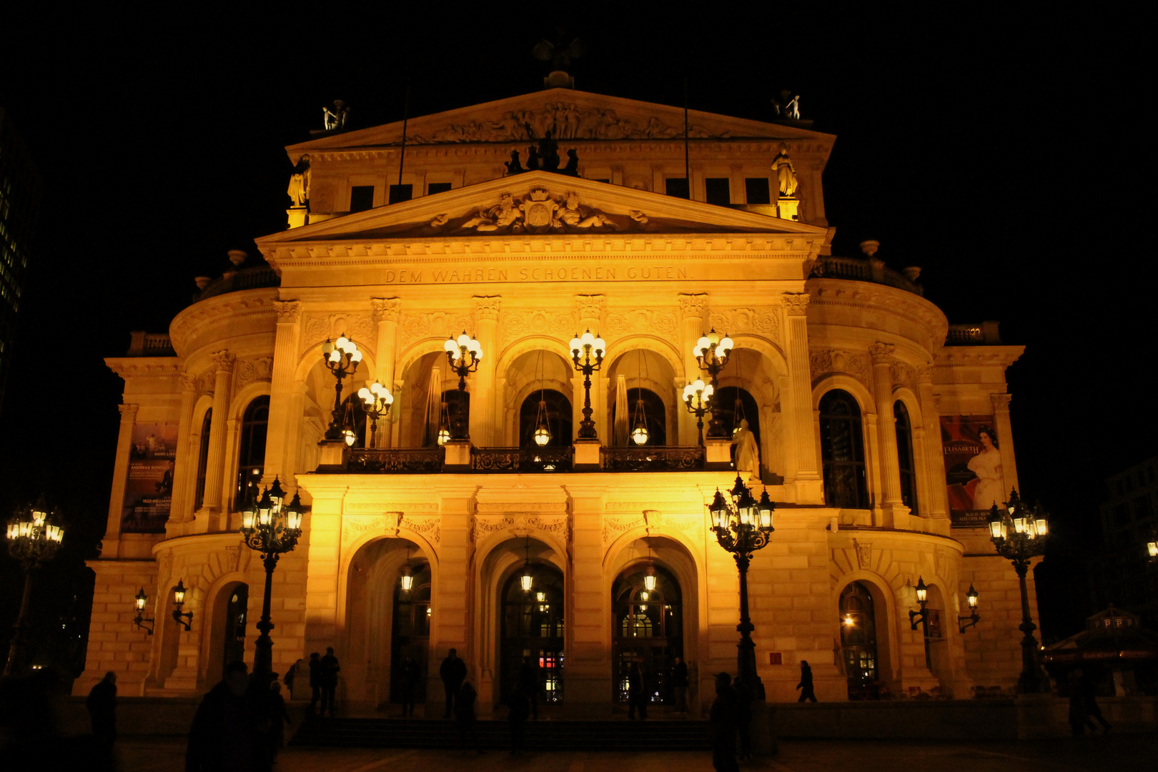 Frankfurter Oper bei Nacht
