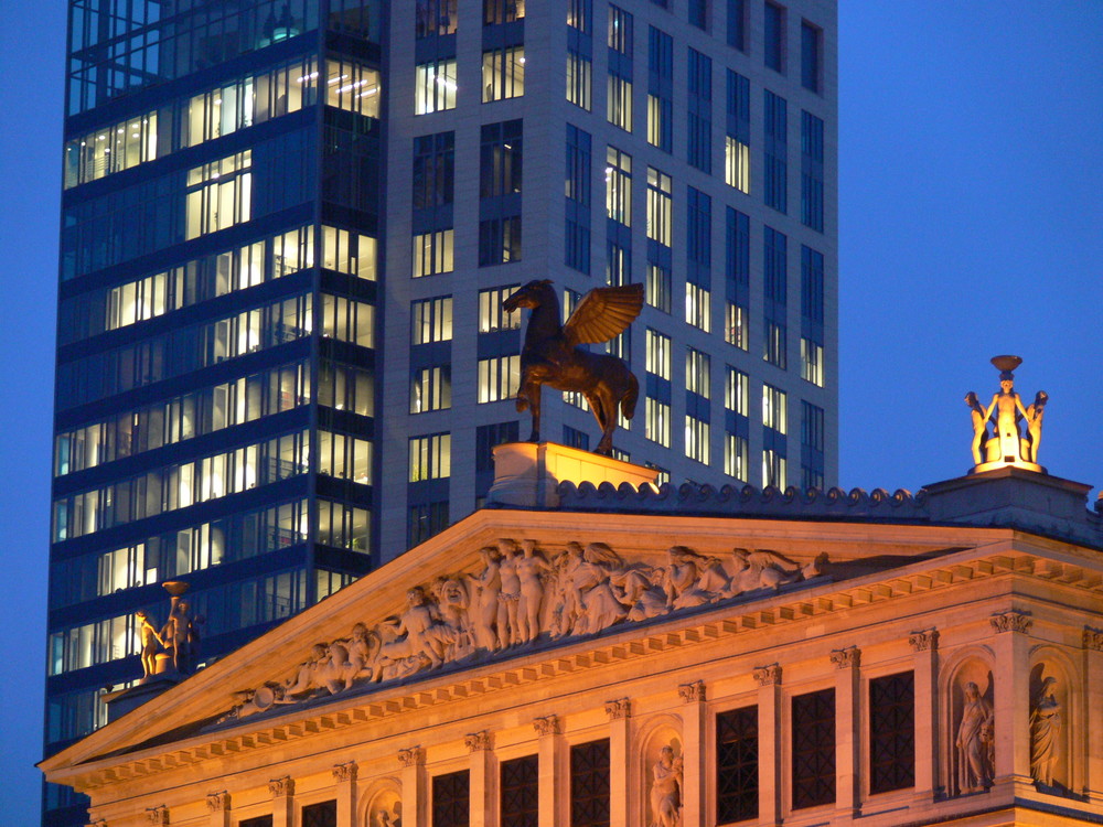 Frankfurter Oper vor Hochhaus