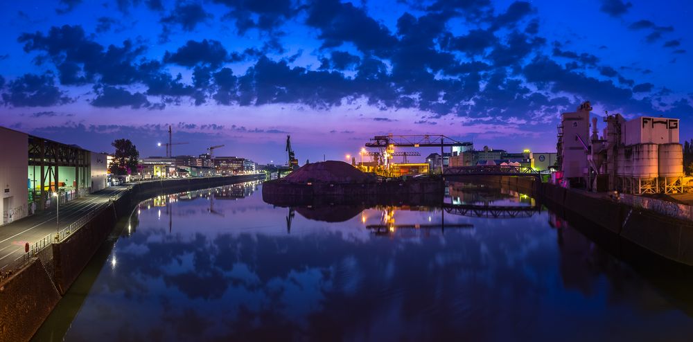 Frankfurter Osthafen zur blauen Stunde