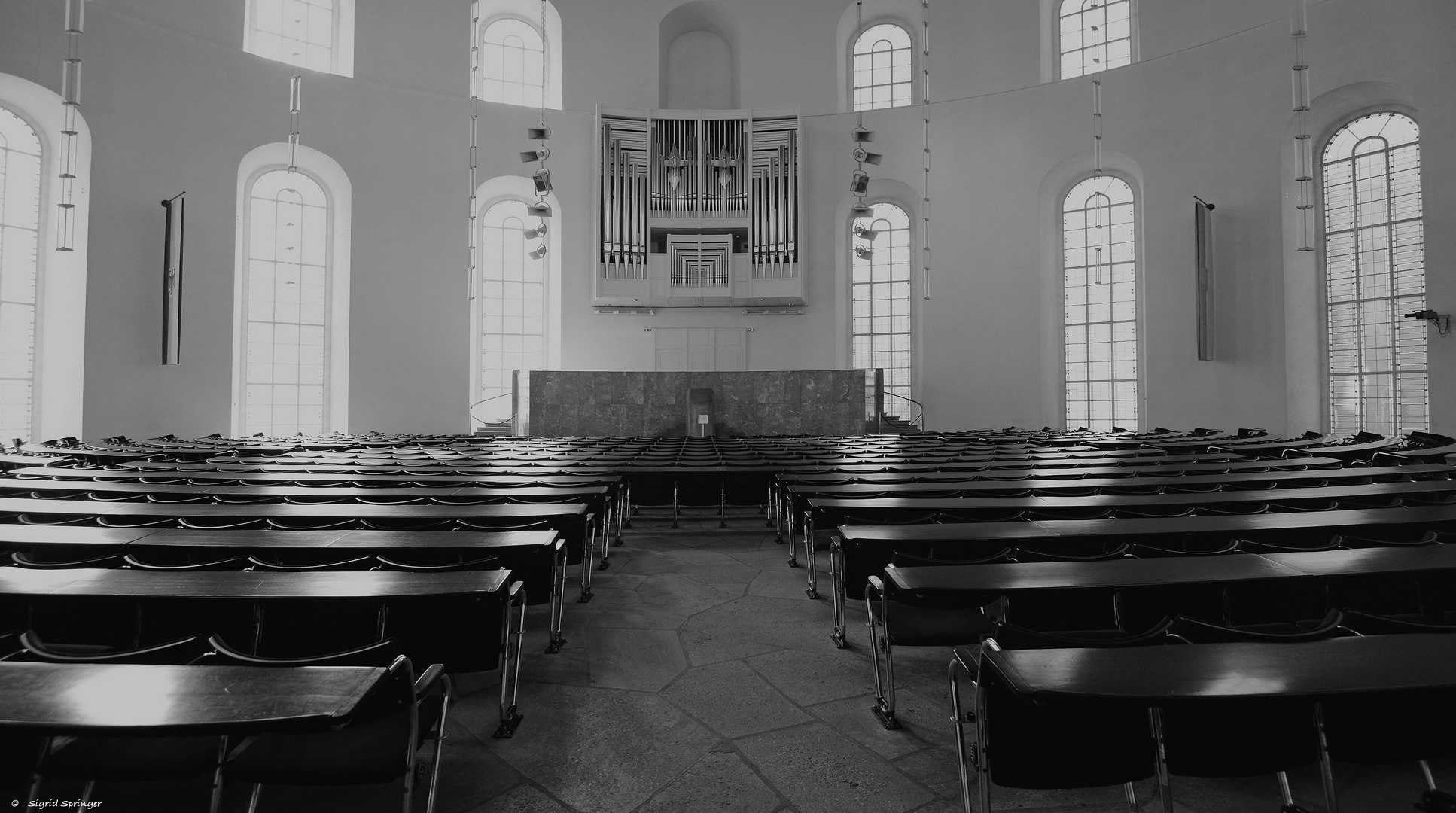 Frankfurter Paulskirche mit Blick auf die Orgel im Plenarsaal