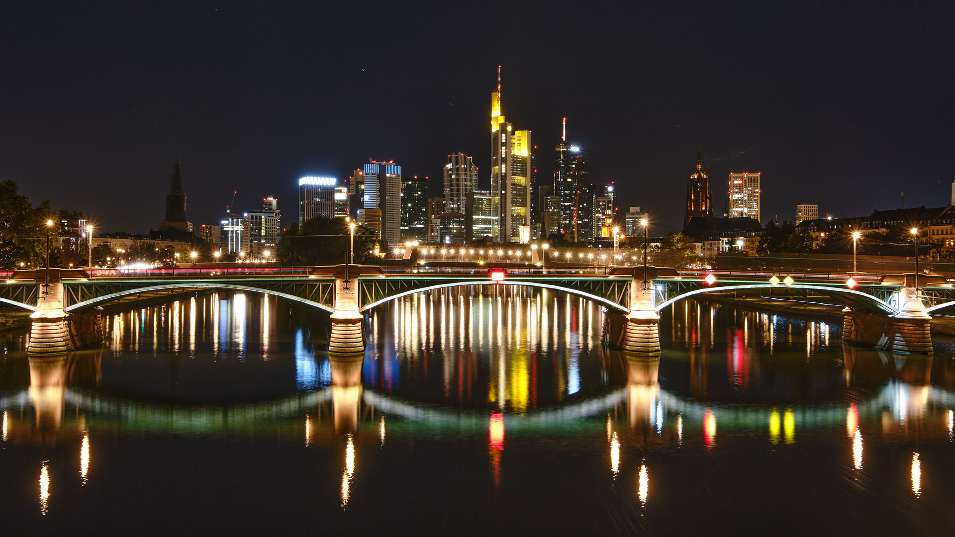 Frankfurter Skyline "auf" der alten Brücke