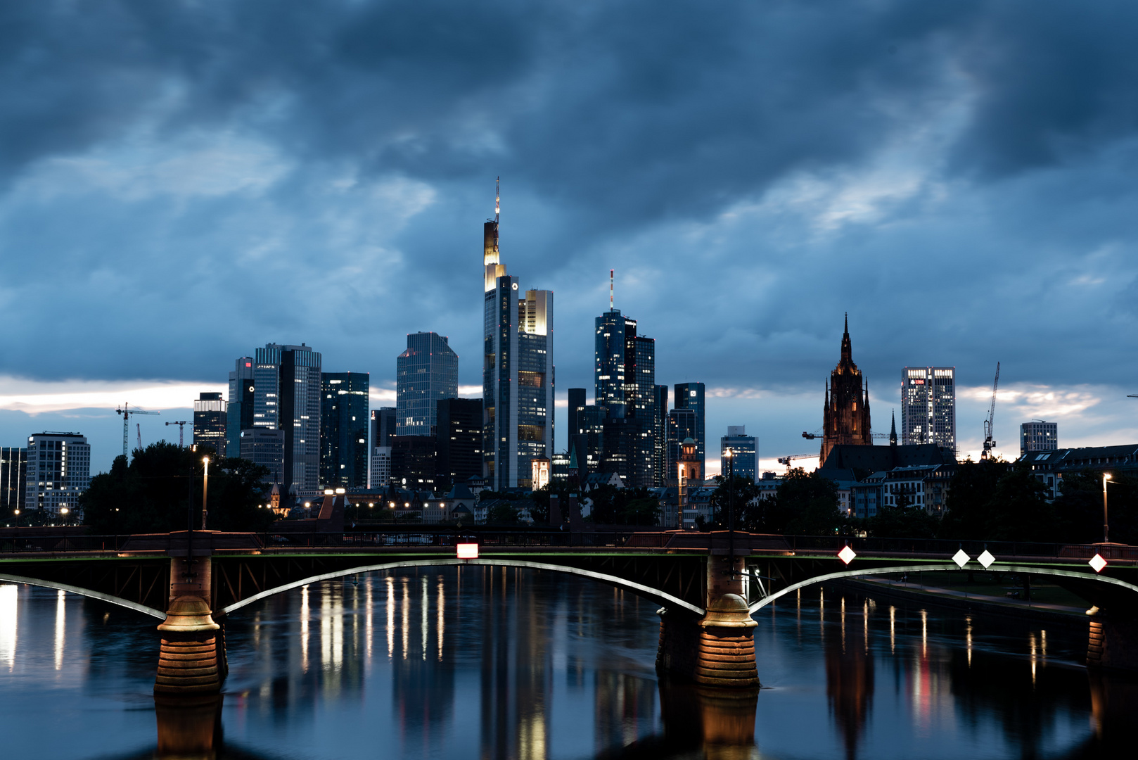 Frankfurter Skyline bei Nacht-2