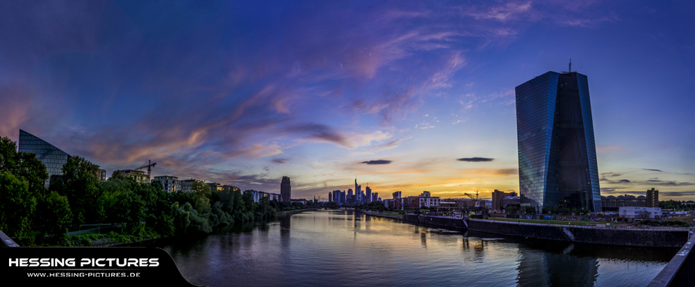 Frankfurter Skyline bei Nacht