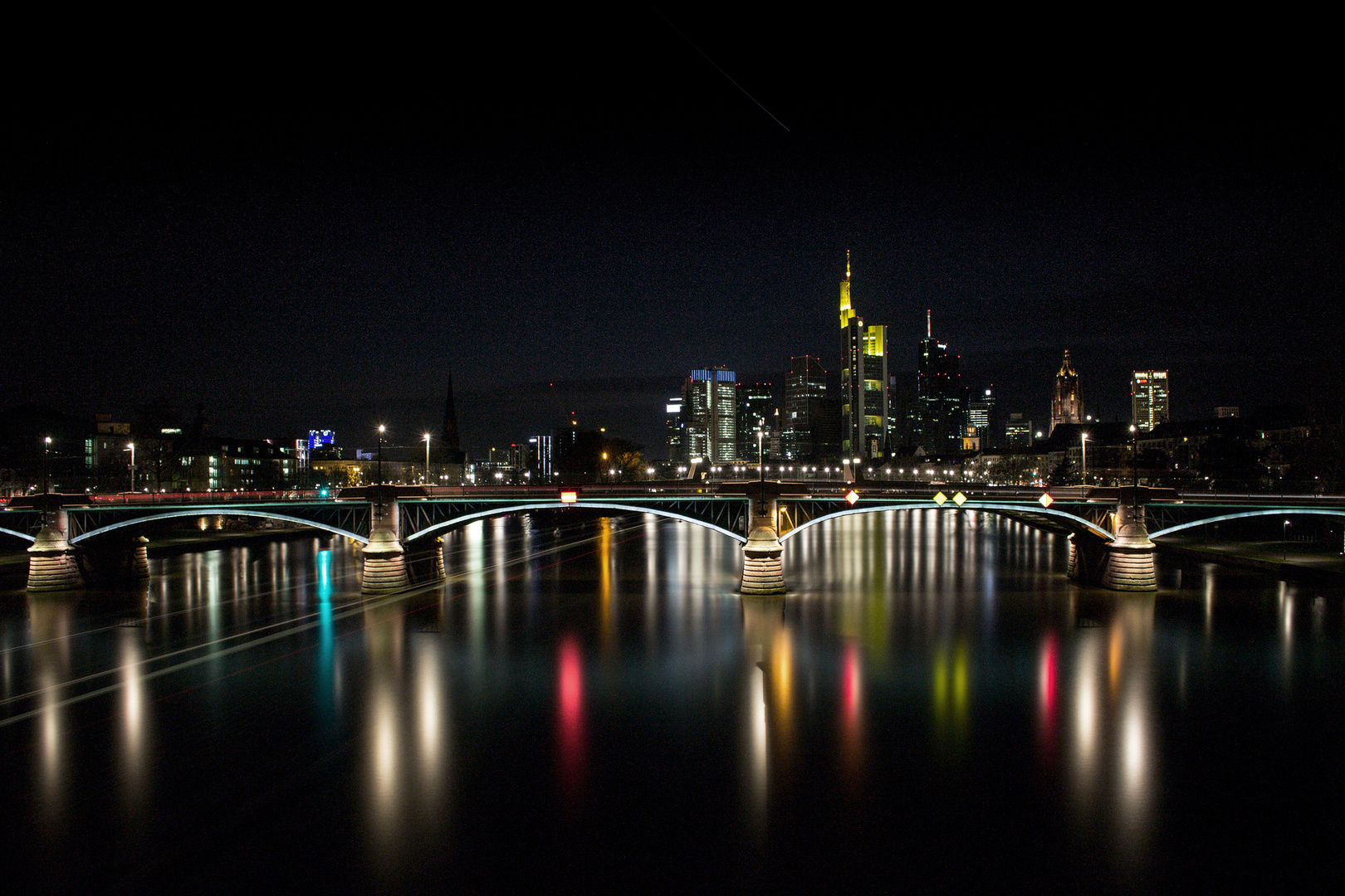 Frankfurter Skyline bei Nacht