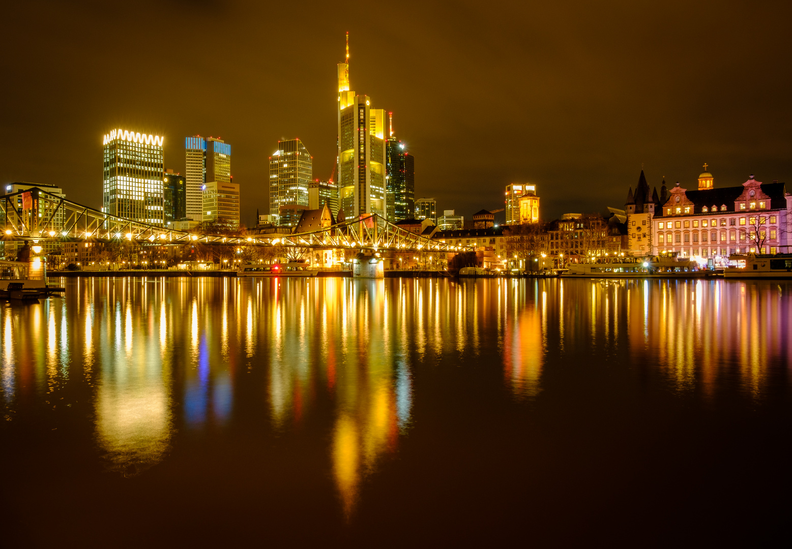 Frankfurter Skyline bei Nacht