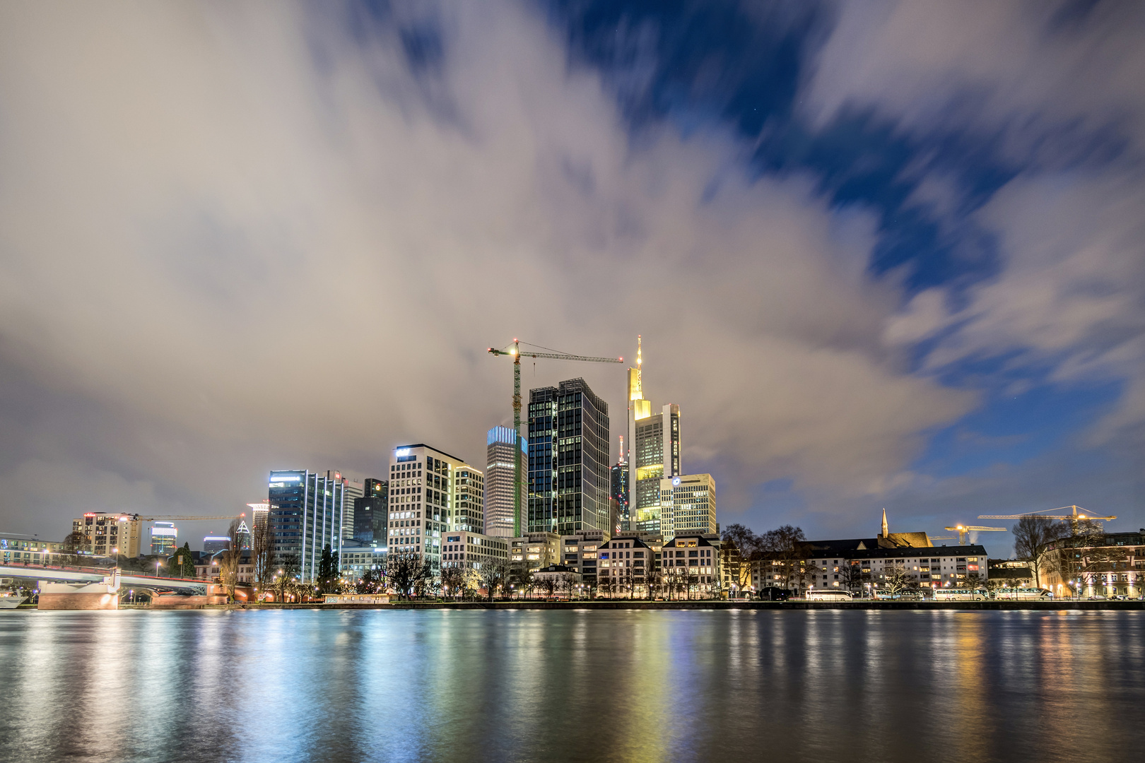 Frankfurter Skyline bei Nacht