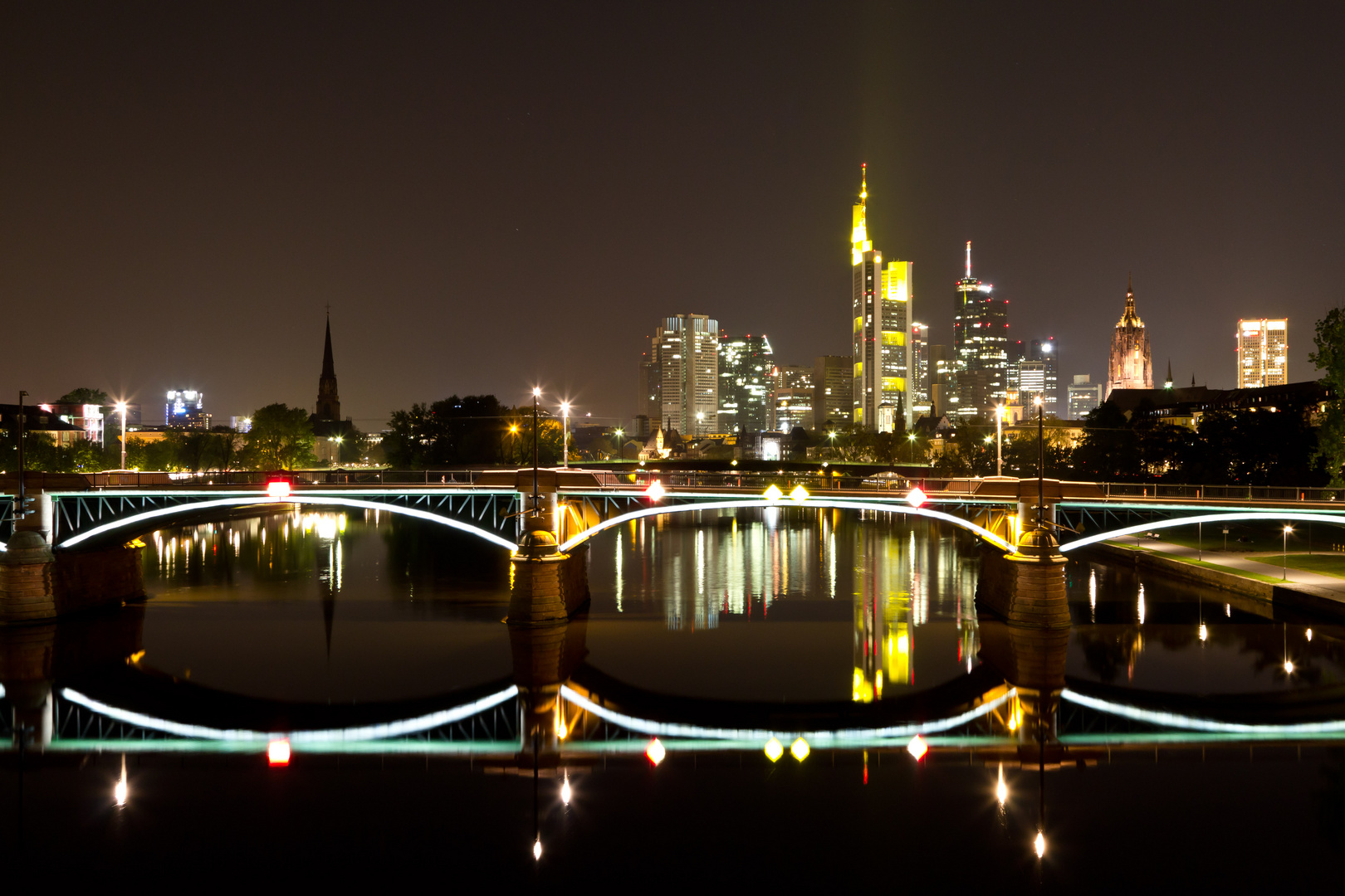 Frankfurter Skyline bei Nacht