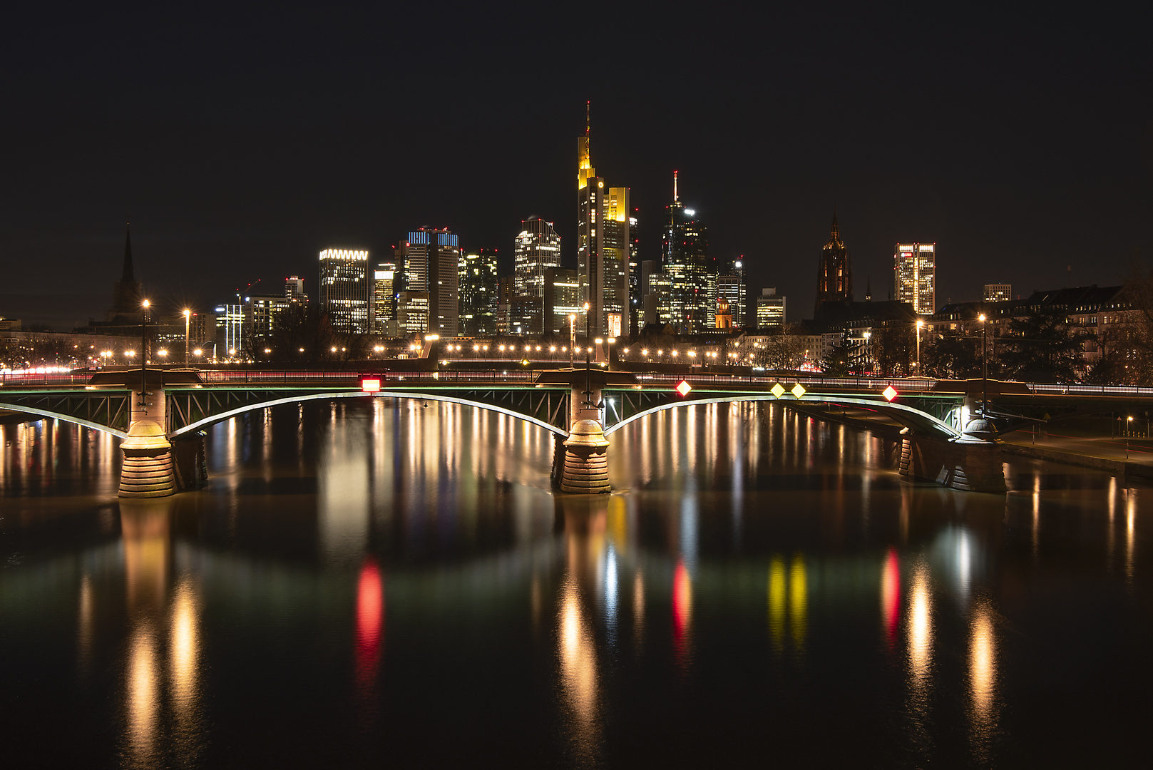 Frankfurter Skyline bei Nacht