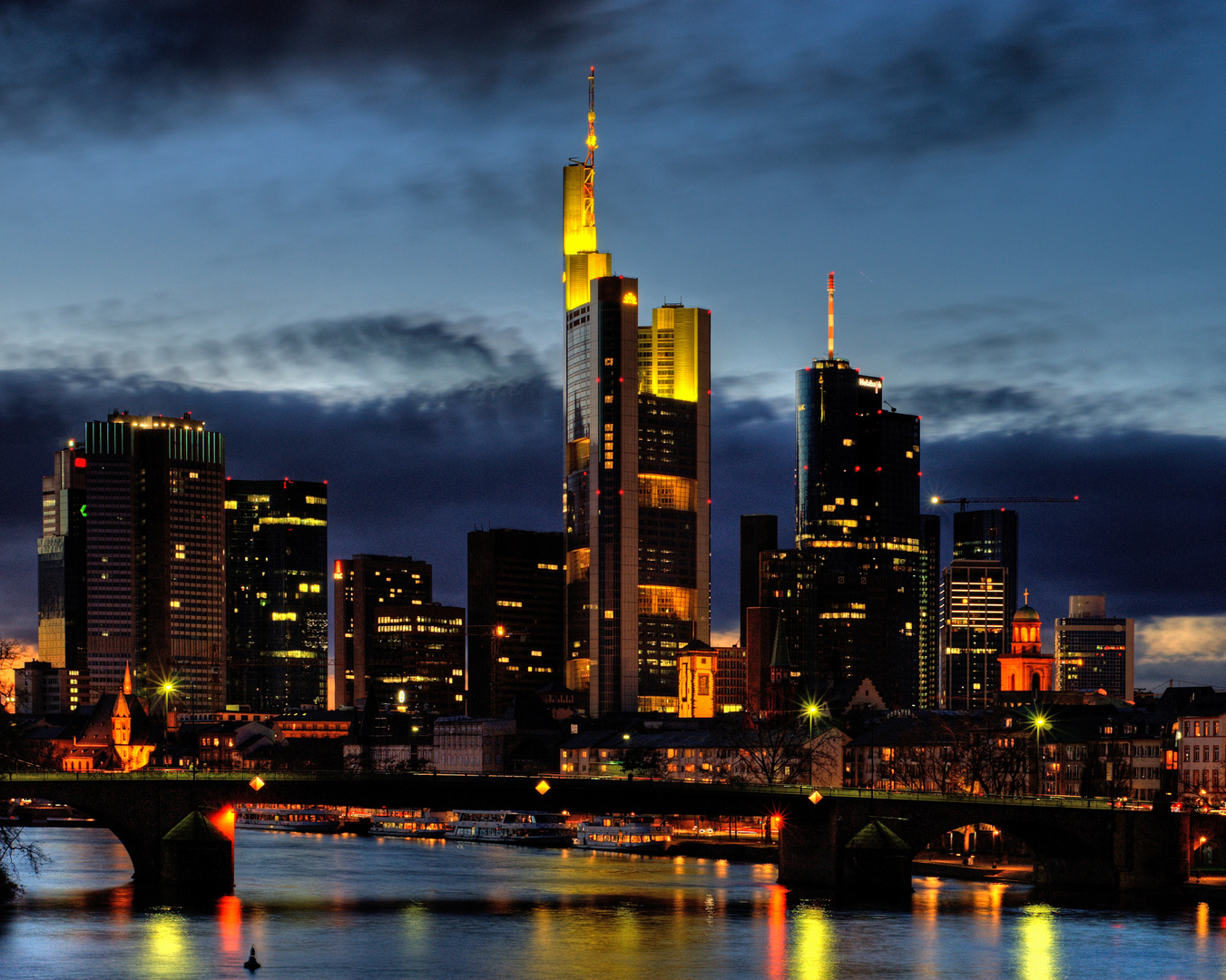 Frankfurter Skyline bei Nacht