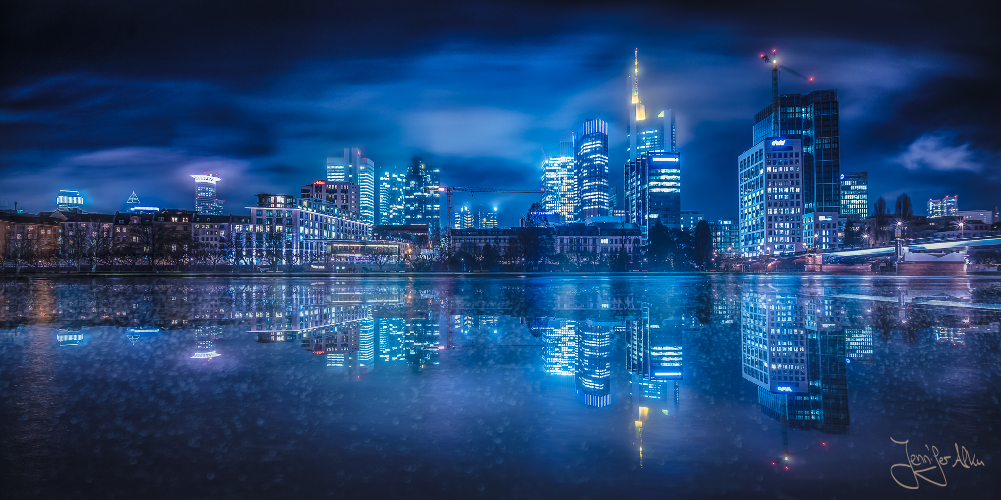 Frankfurter Skyline bei Nacht und Nebel