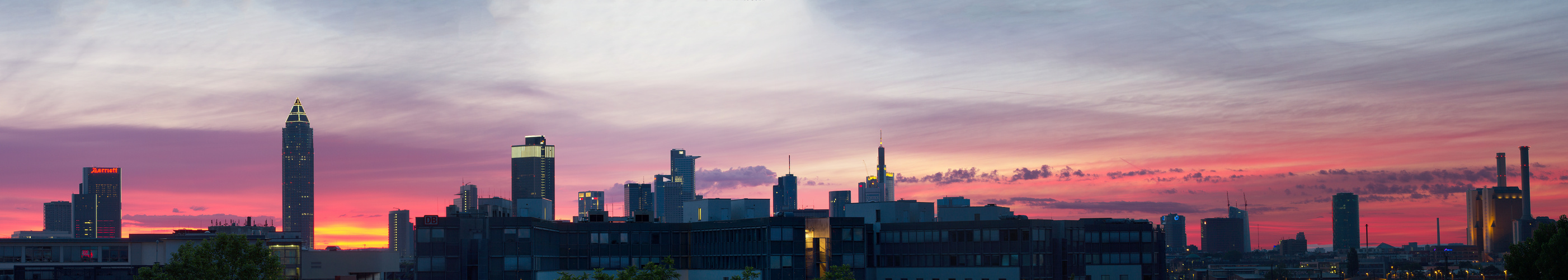 Frankfurter Skyline bei Tagesanbruch