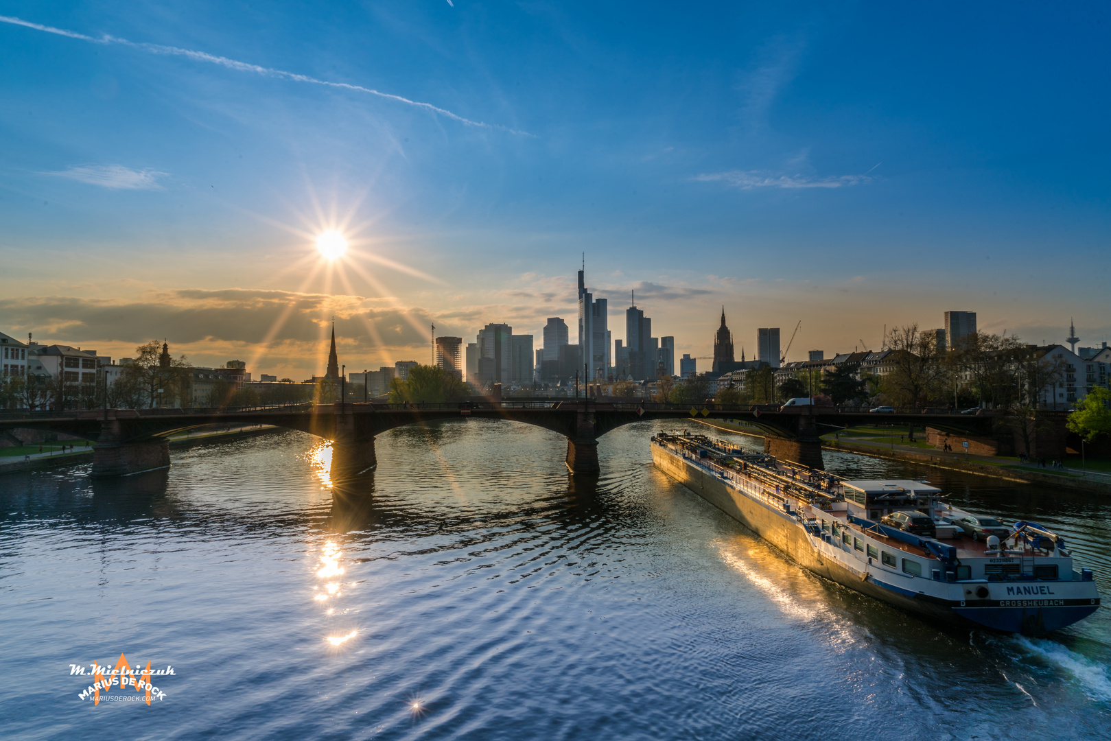 Frankfurter Skyline beim Sonnenuntergang.