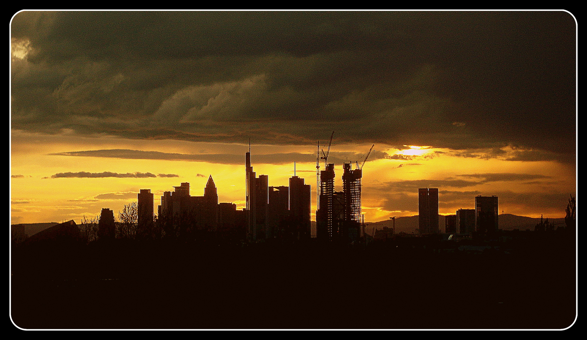 Frankfurter Skyline im Abendlicht