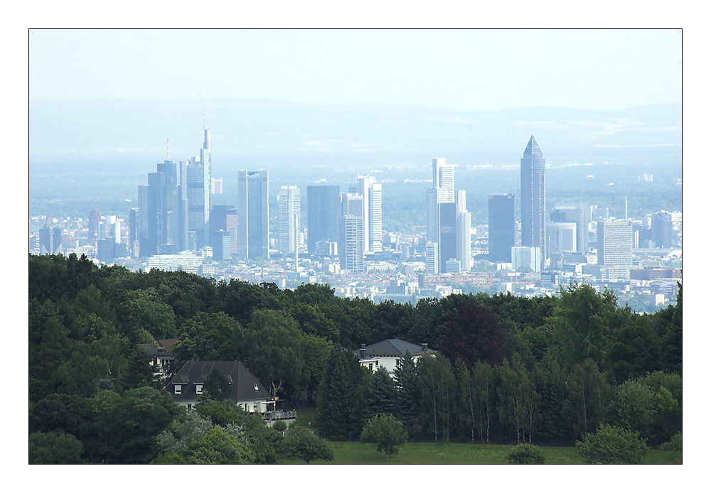 Frankfurter Skyline im Dunst