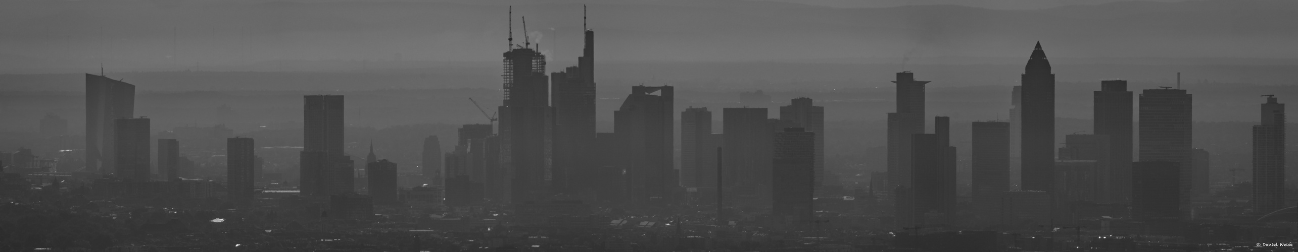 Frankfurter Skyline im Dunst und Gegenlicht am Morgen  