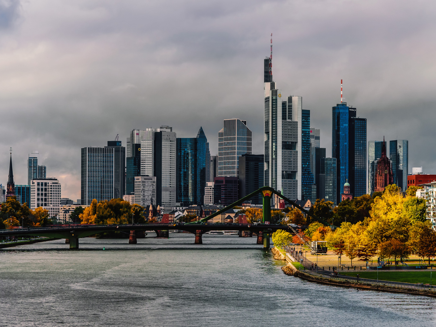 Frankfurter Skyline im Herbst