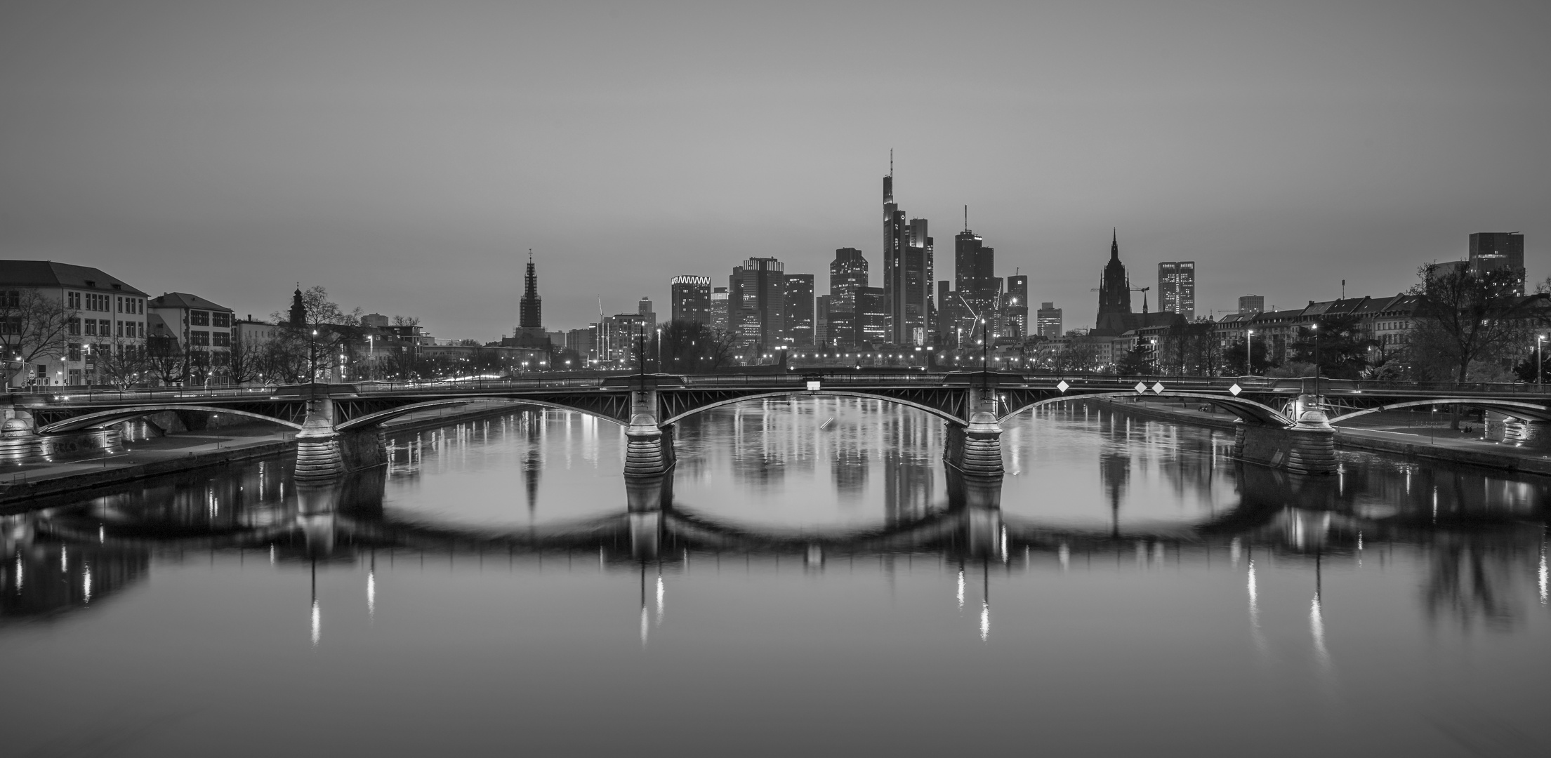 Frankfurter Skyline in schwarzweiß