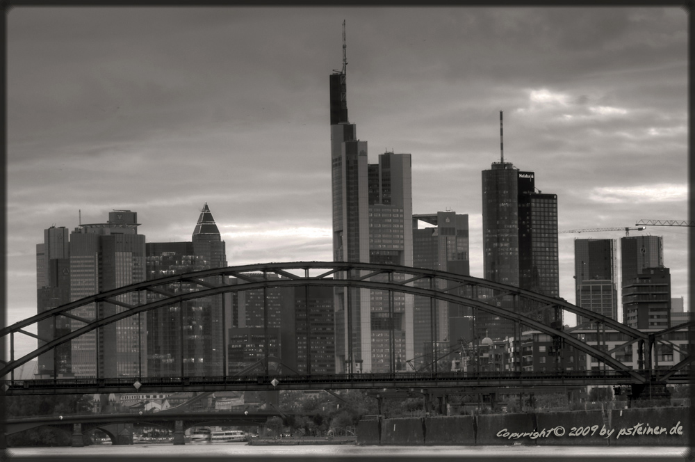 Frankfurter Skyline mal in schwarz weiß