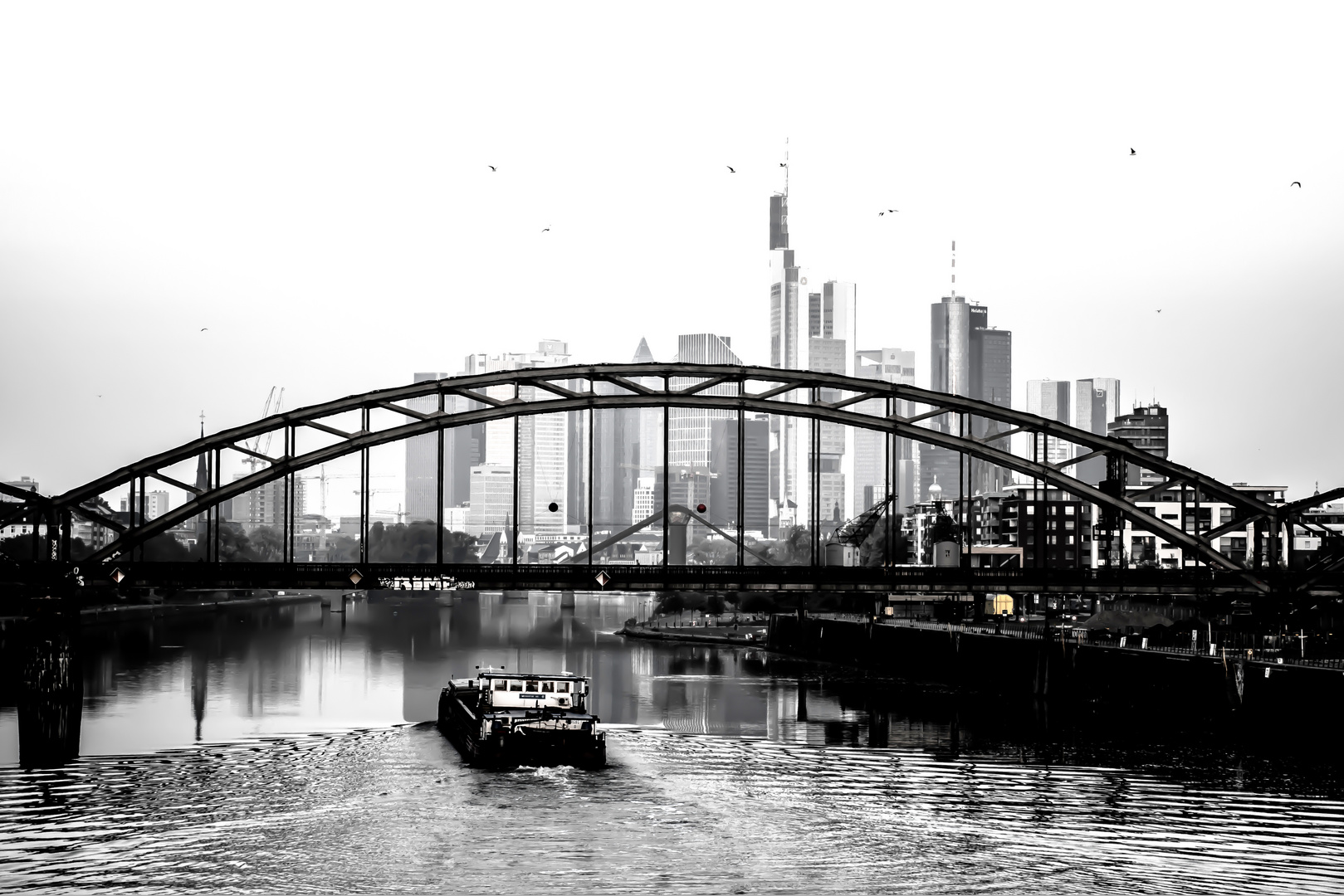 Frankfurter Skyline mit Binnenschiff