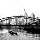 Frankfurter Skyline mit Binnenschiff