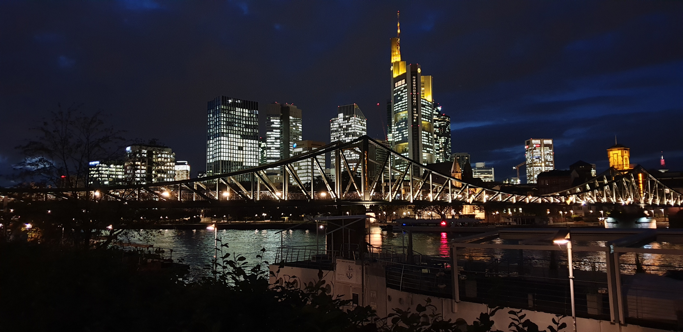 Frankfurter Skyline mit eisernen Steg