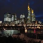 Frankfurter Skyline mit eisernen Steg