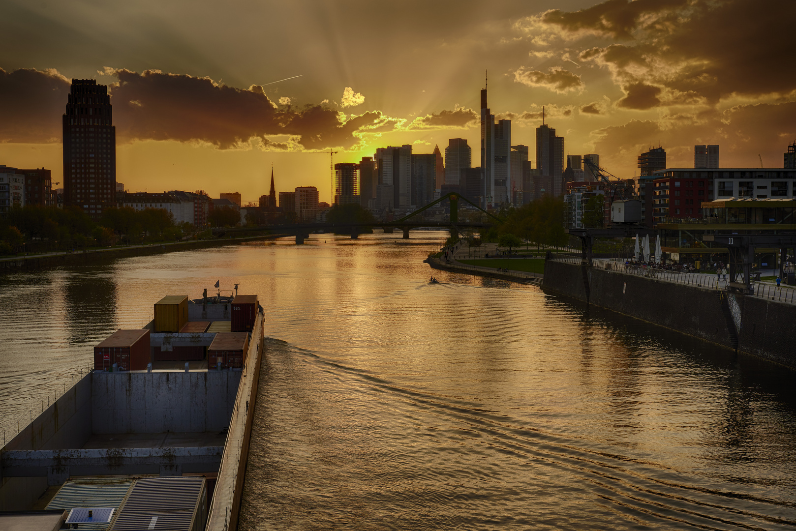 Frankfurter Skyline mit Main 1