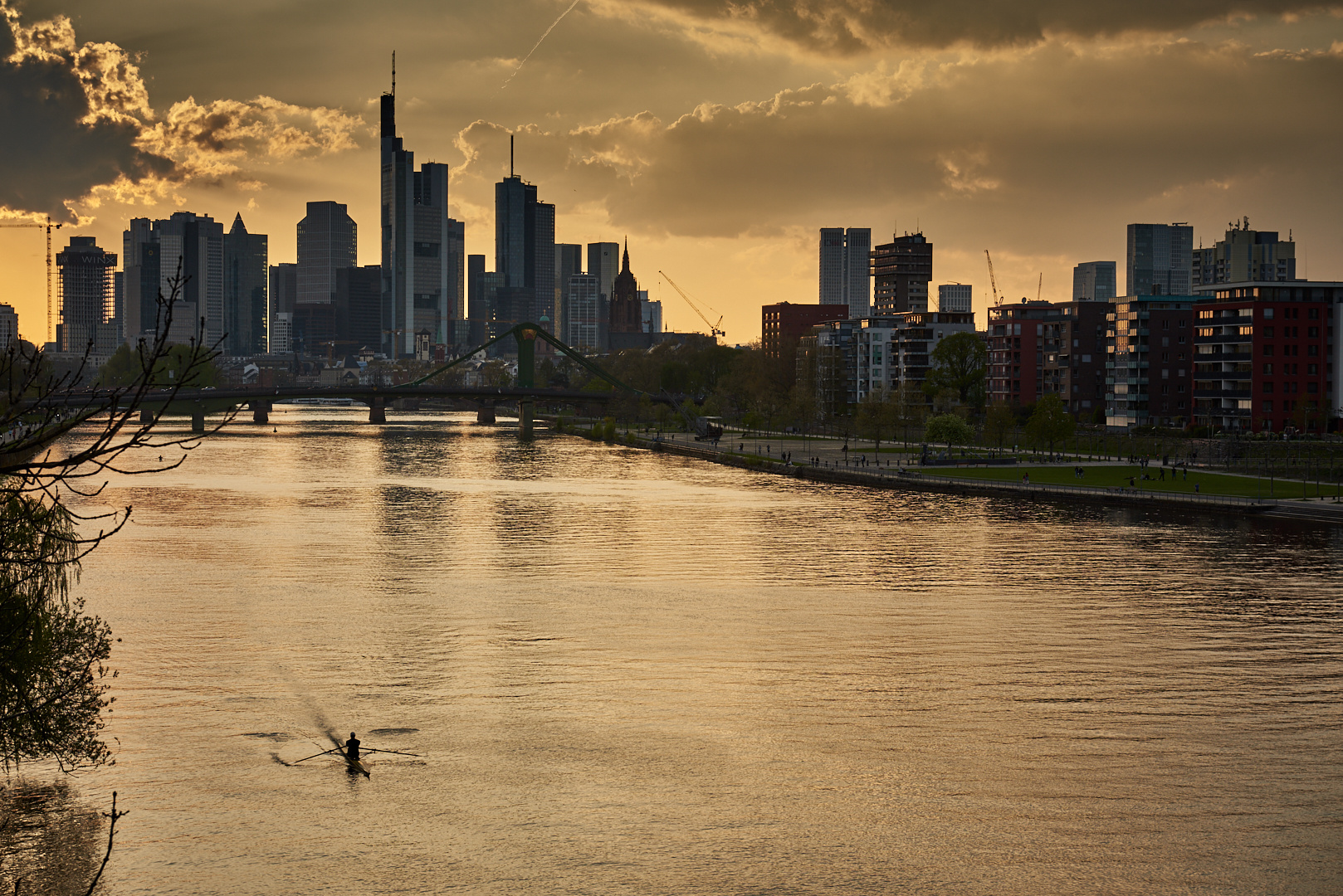 Frankfurter Skyline mit Main 3