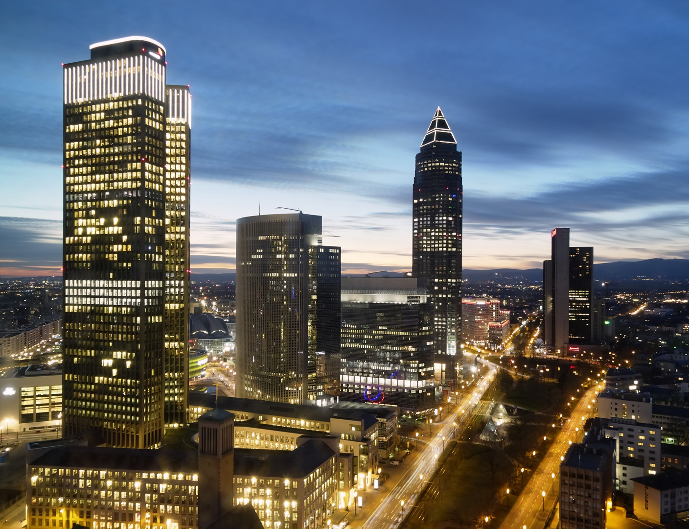 Frankfurter Skyline mit Messeturm in der Dämmerung