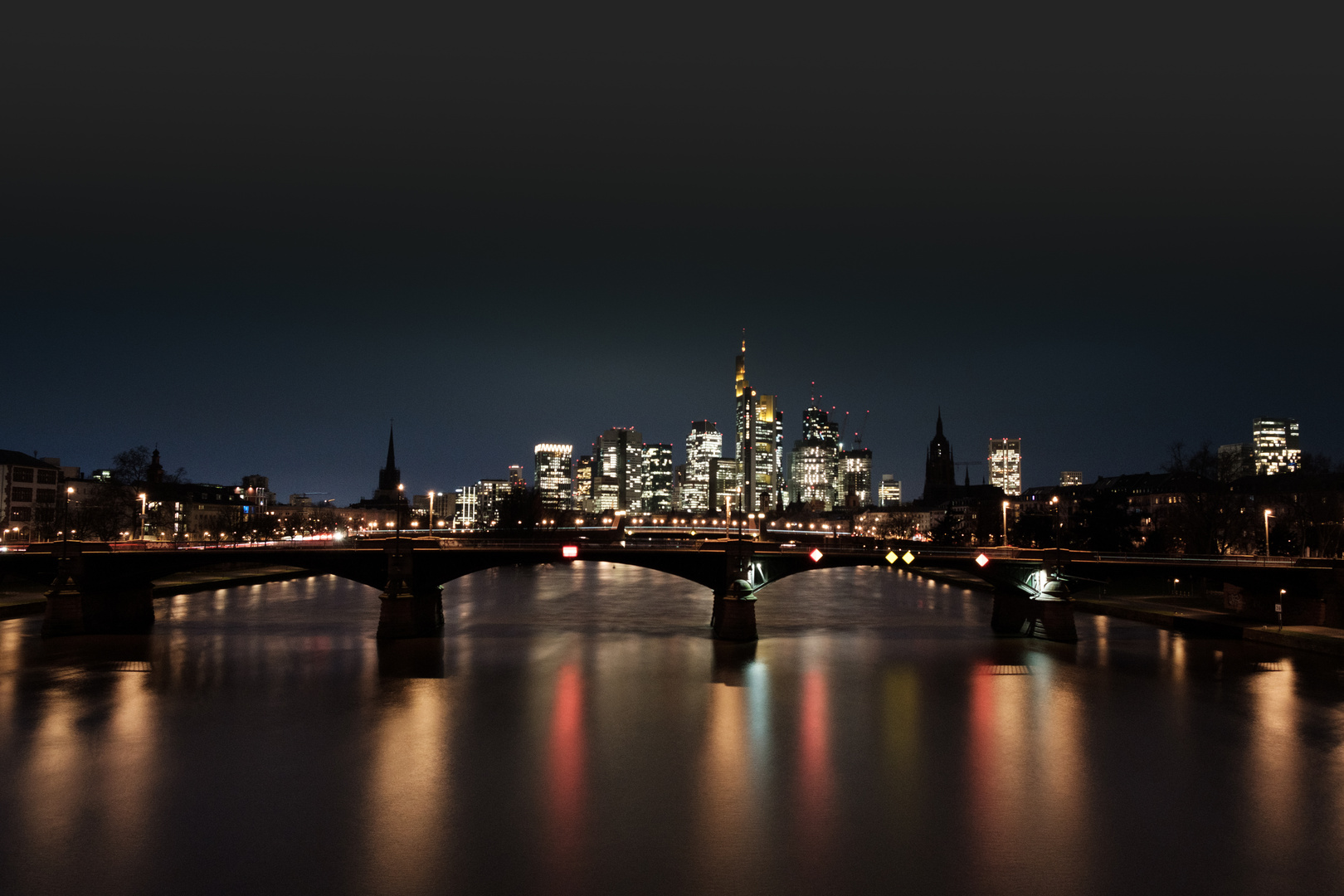 Frankfurter Skyline von der Flößerbrücke aus betrachtet