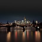 Frankfurter Skyline von der Flößerbrücke aus betrachtet