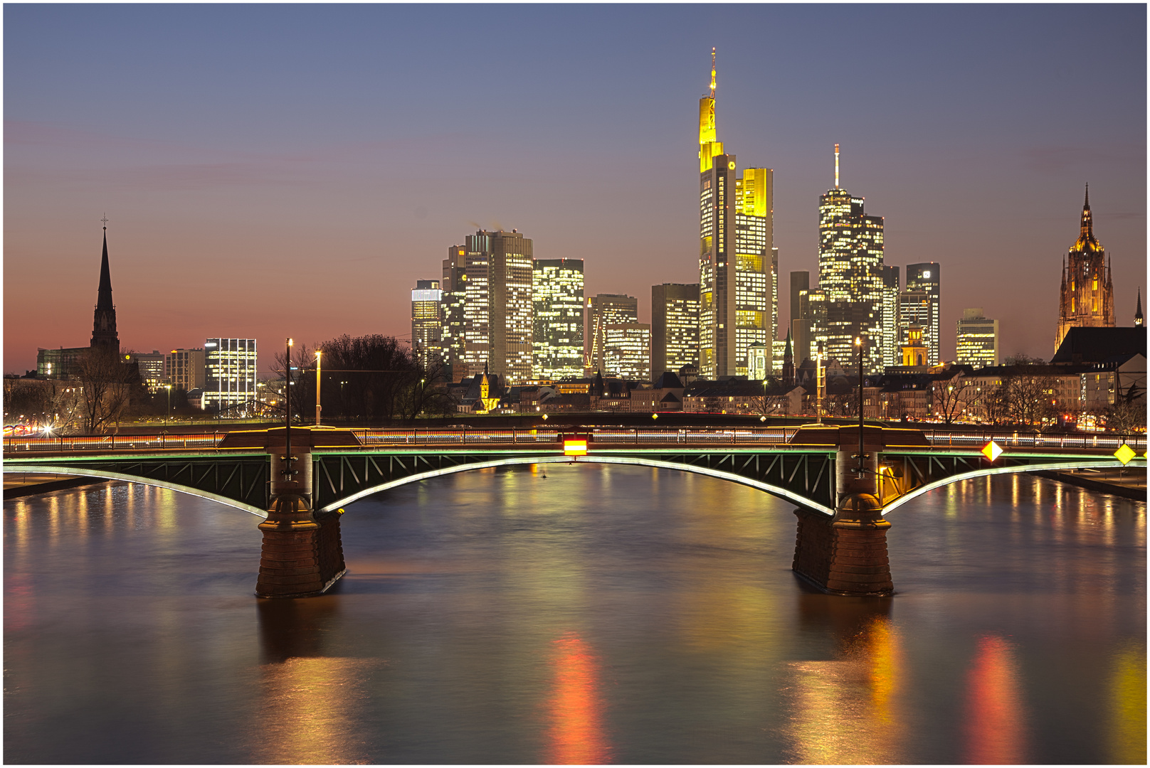 Frankfurter Skyline von der Flößerbrücke aus gesehen