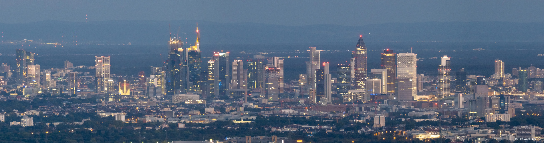 Frankfurter Skyline während der blauen Stunde