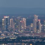 Frankfurter Skyline während der blauen Stunde