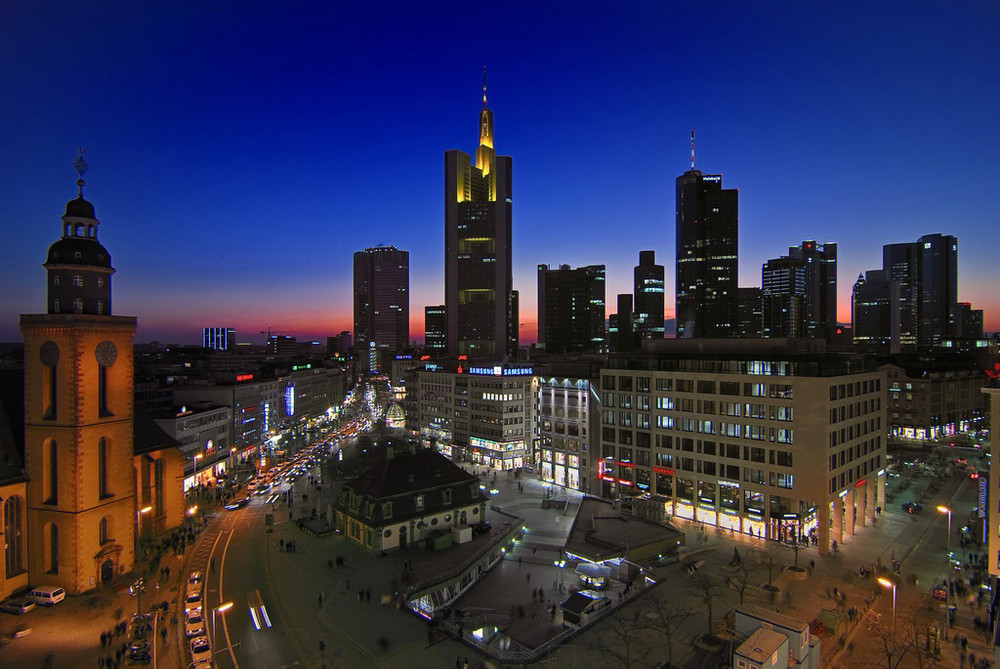 Frankfurter Skyline zur blauen Stunde