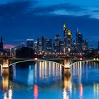 Frankfurter Skyline zur blauen Stunde