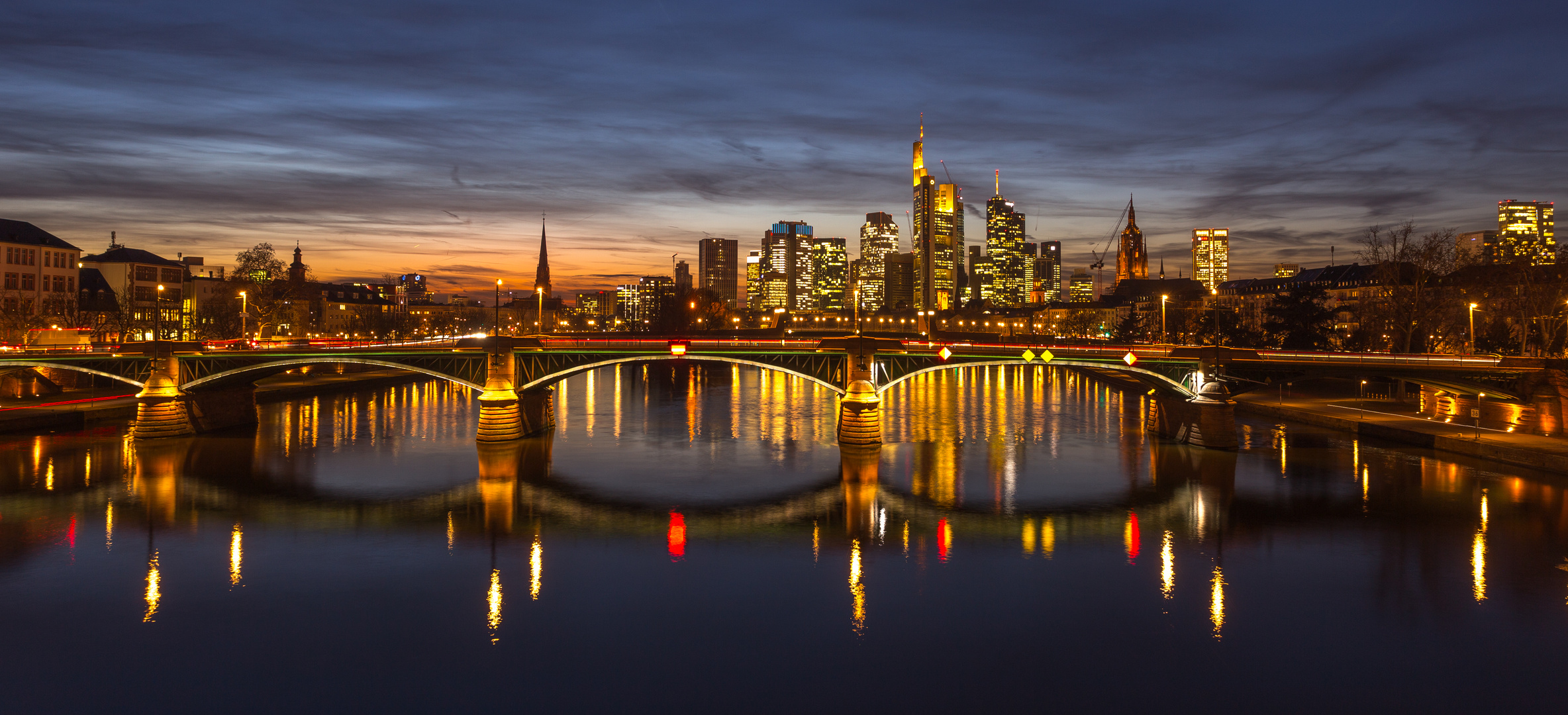 ...Frankfurter Skyline zur Blauen Stunde...