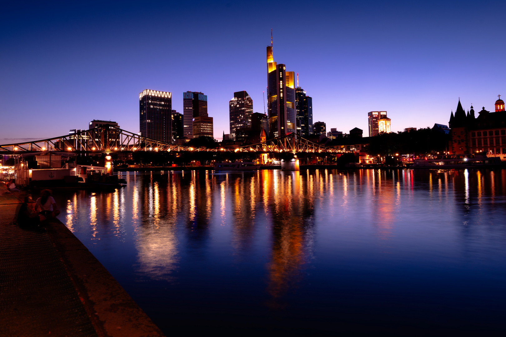 Frankfurter Skyline zur Blauen Stunde