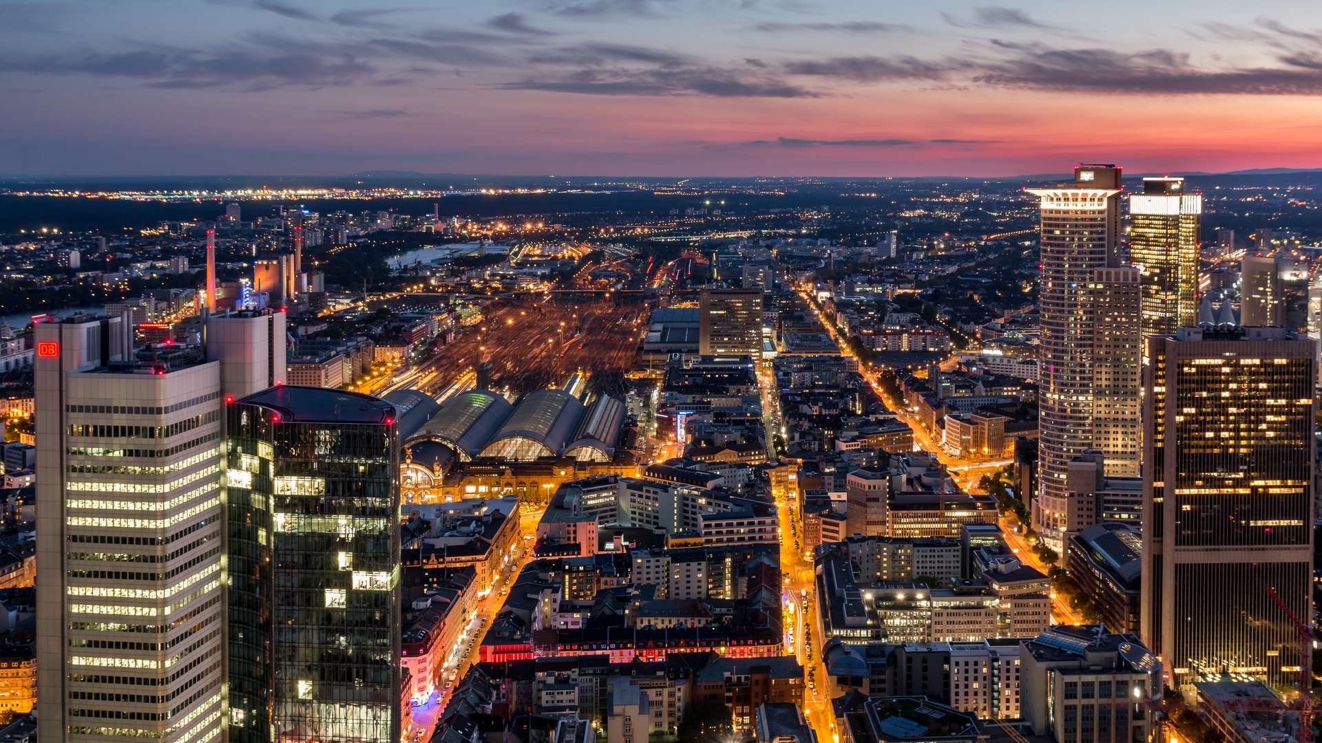 Frankfurter Skyline zur blauen Stunde