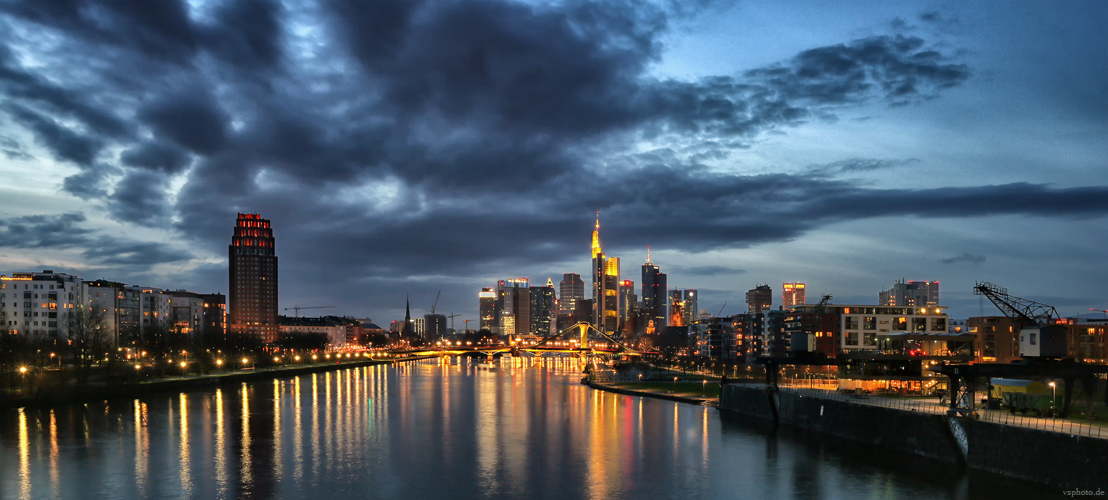 Frankfurter Skyline zur blauen Stunde