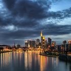 Frankfurter Skyline zur blauen Stunde