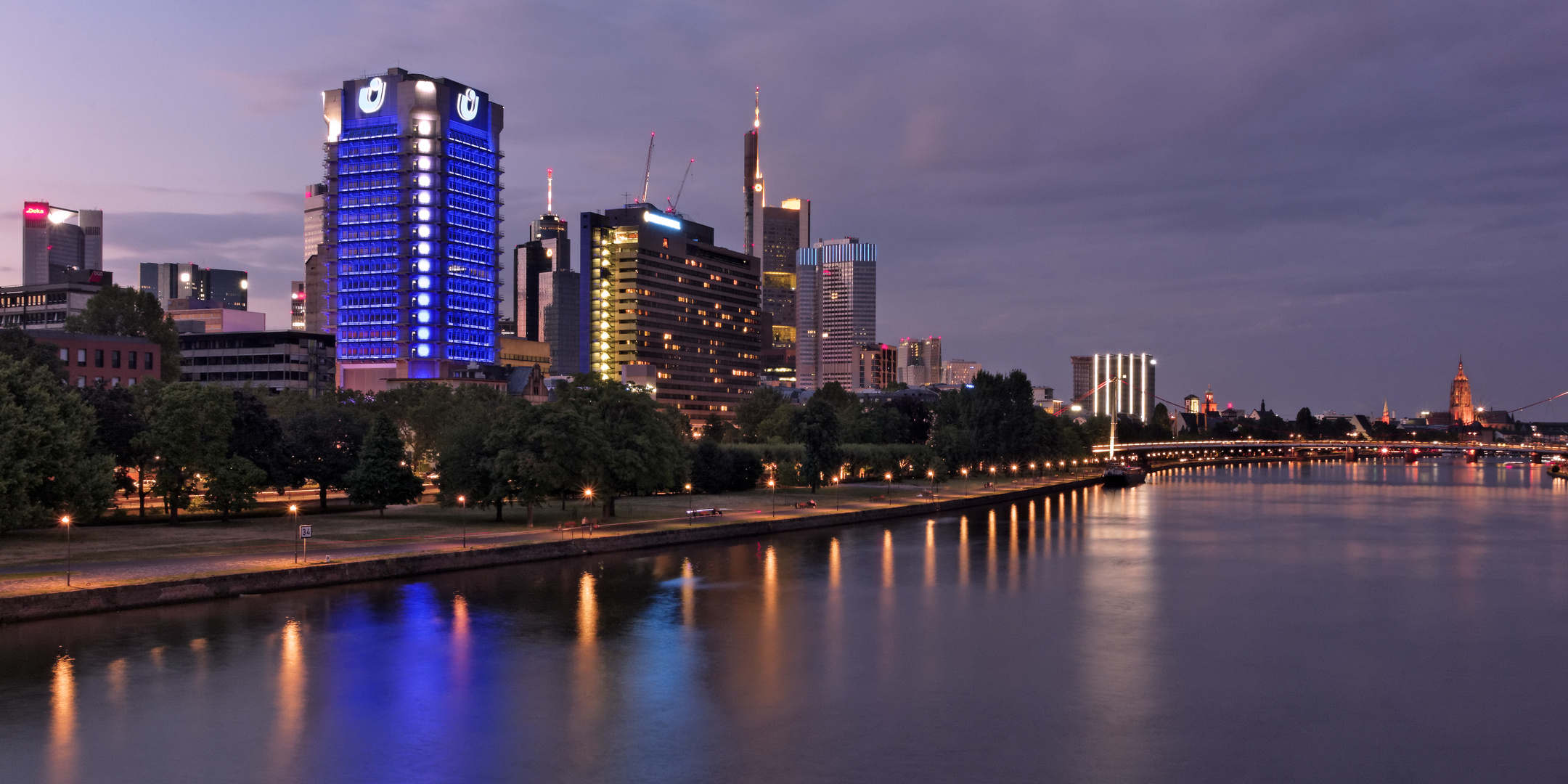 Frankfurter Skyline zur Blauen Stunde