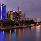 Frankfurter Skyline zur Blauen Stunde