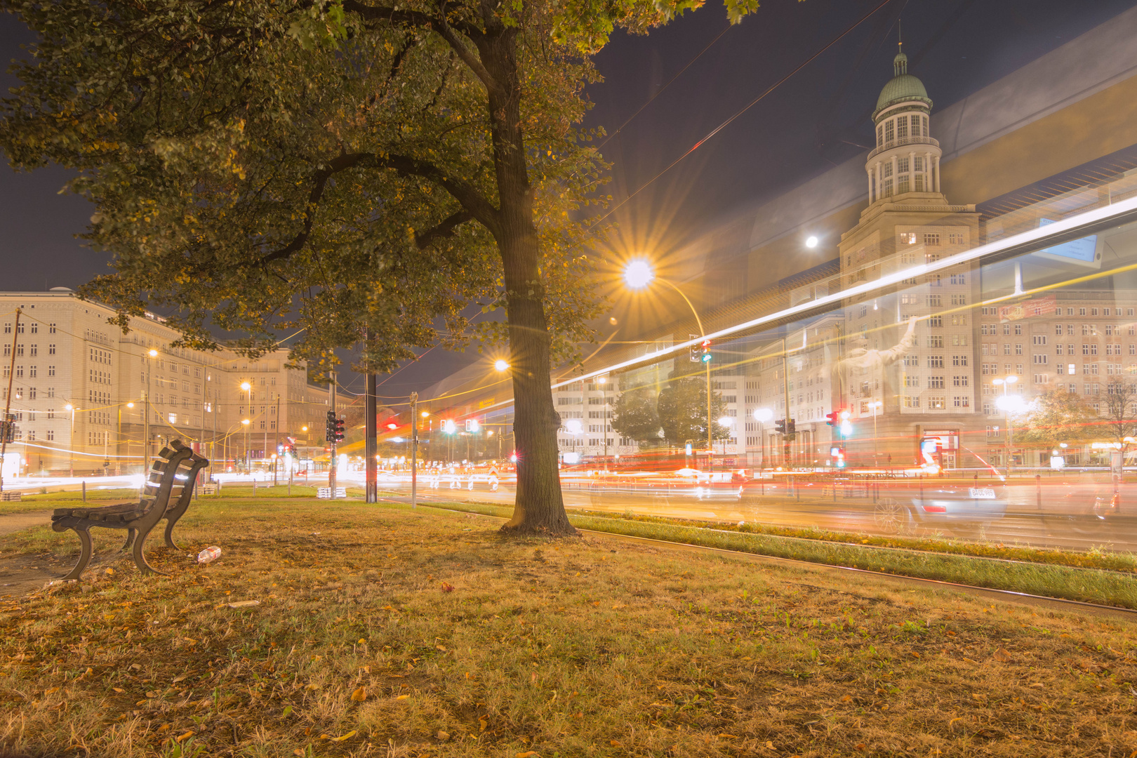 Frankfurter Tor bei Nacht