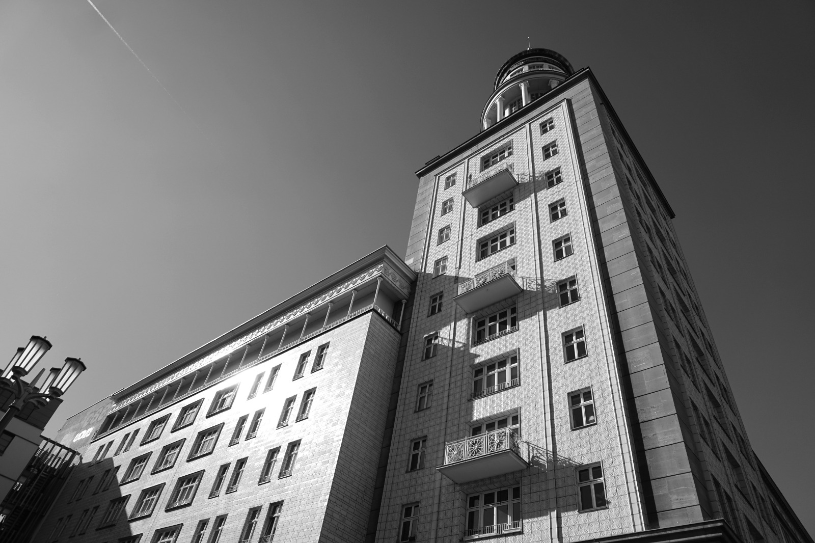 Frankfurter Tor in gleißender Sonne